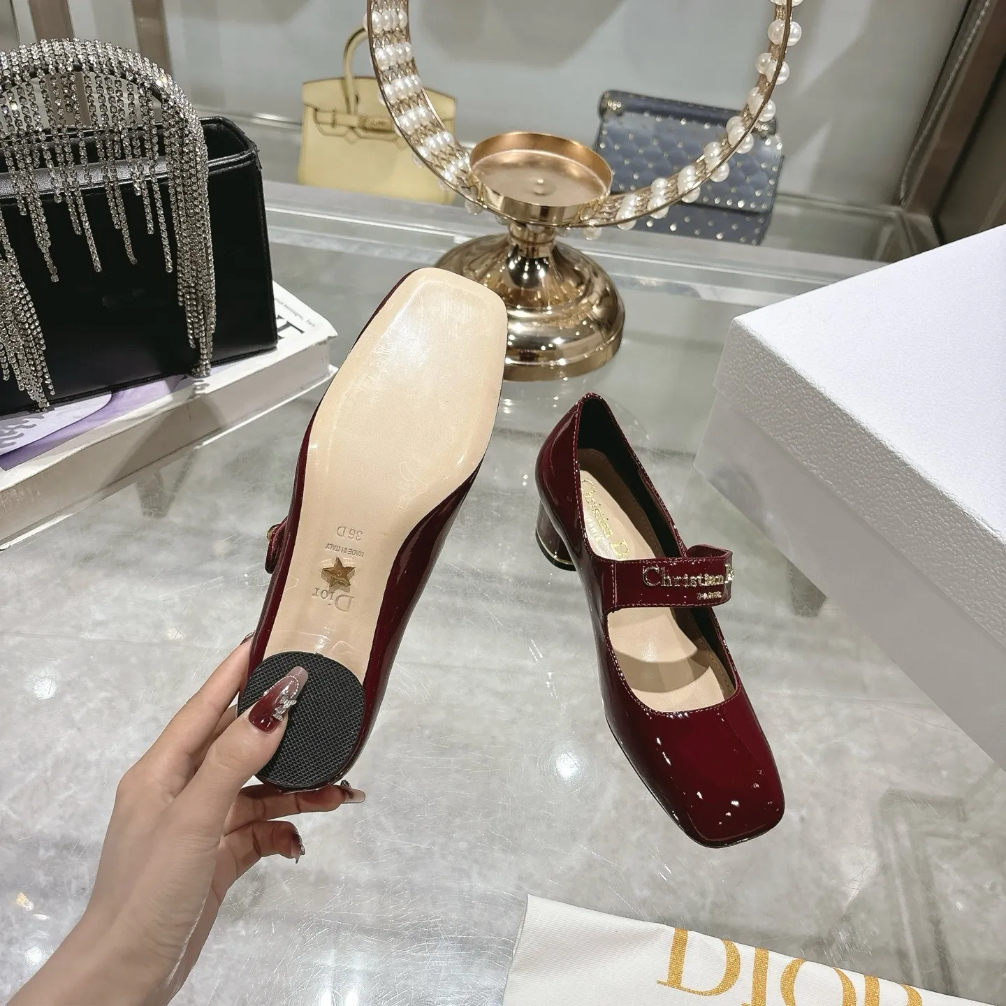 💕💕Factory direct selling price p560💕💕 💕25ss early spring new Dior Dior D-My hardware letter square toe high heels 👠This My Dior high heels are a new product in the 2025 spring and summer ready-to-wear series, showing exquisite elegance. Carefully crafted from cow leather, it is embellished with gold buckles and a metallic Christian Dior Paris logo, making it highly recognizable and highlighting Dior's extraordinary craftsmanship. Graphic style heels complement each other, making the fashionable design more elegant. Upper: cow patent leather. Inner foot pad: sheepskin. Sole: Italian genuine leather outsole. Heel height: 4cm 7.5cm. Size: 35-39 (34.40.41. Customized items are non-refundable)